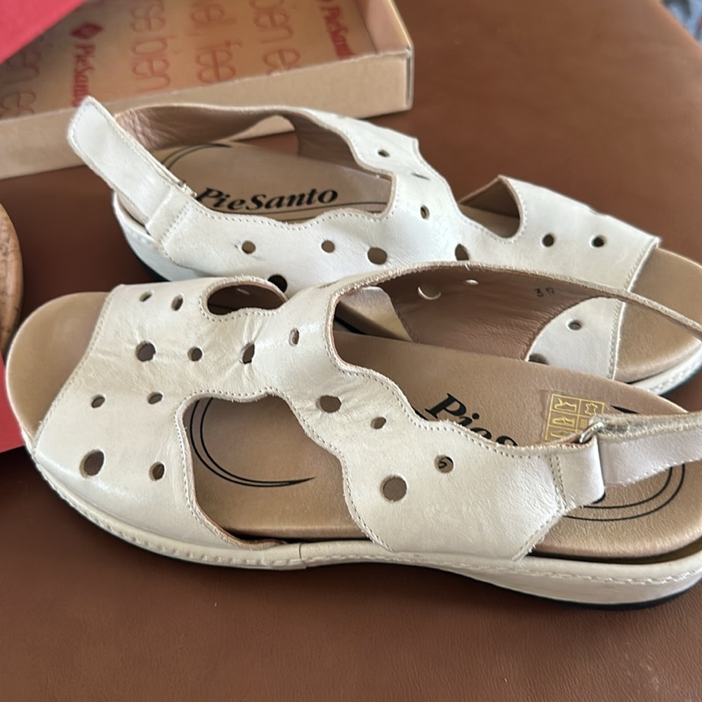 PieSanto EUC sz 39 Tucson Hielo off white sandals with two footbeds and box.